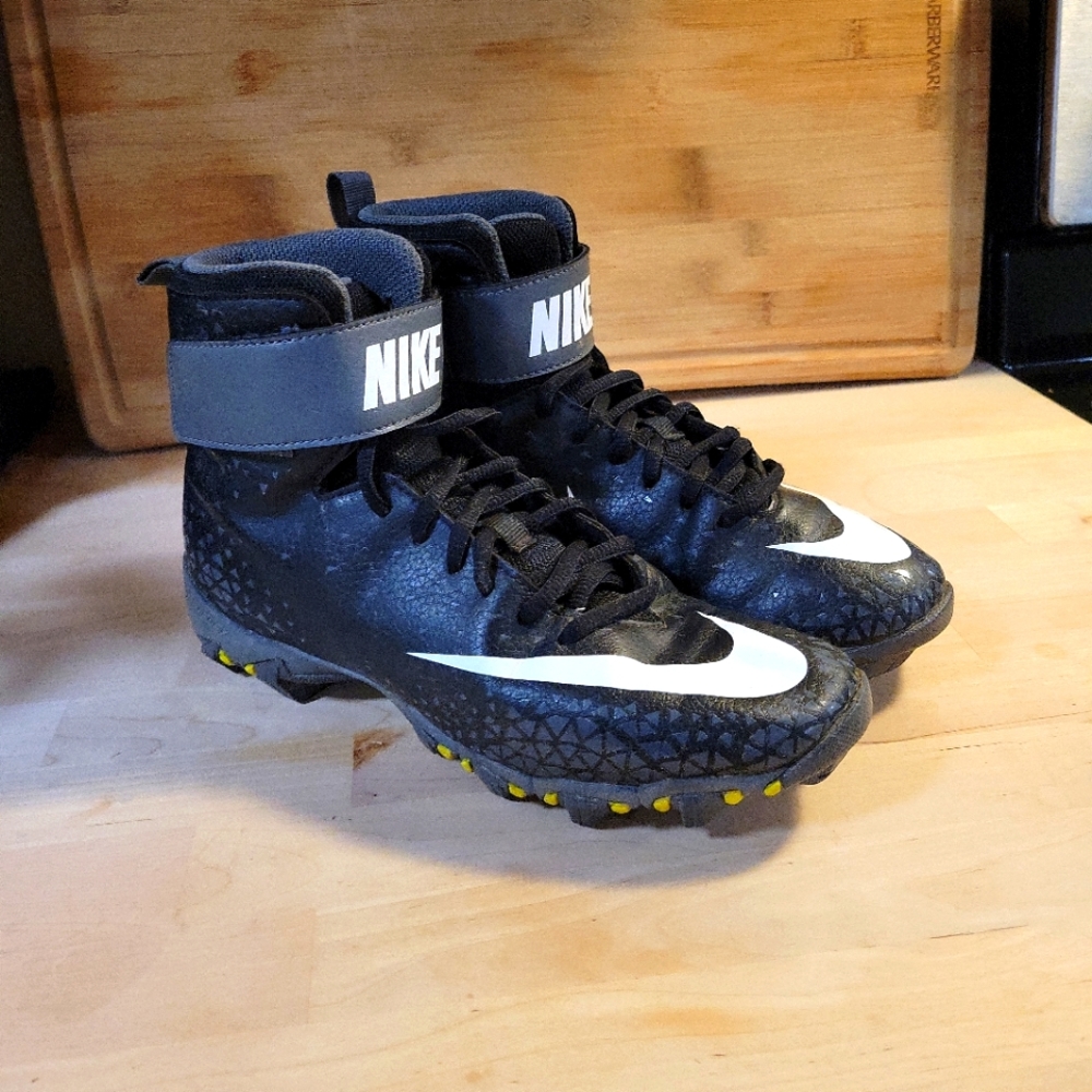 Nike Force Savage Shark 5.5Y Boy's Football Cleats Black White Gray 880133 002